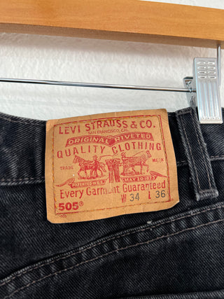 2070. Vintage Levis size 32