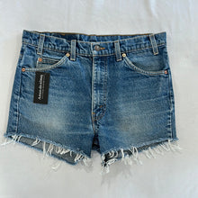 Load image into Gallery viewer, 1131. Vintage Levis size 32
