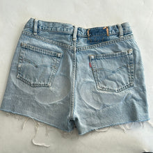 Load image into Gallery viewer, 100. Vintage Levis size 27
