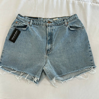 1127. Vintage Levis size 32