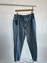 Load image into Gallery viewer, 9. Vintage Levis size 30
