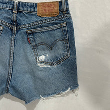 Load image into Gallery viewer, 1058. Vintage Levis size 28
