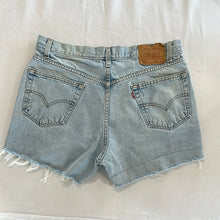 Load image into Gallery viewer, 1142. Vintage Levis size 33
