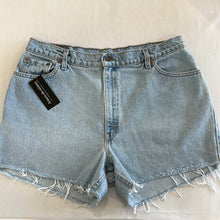 Load image into Gallery viewer, 1145. Vintage Levis size 34

