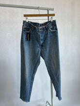 Load image into Gallery viewer, 4. Vintage Levis size 33

