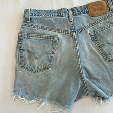 Load image into Gallery viewer, 1129. Vintage Levis size 32

