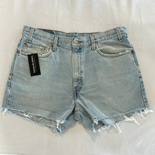 Load image into Gallery viewer, 1142. Vintage Levis size 33
