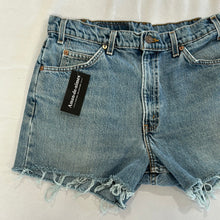 Load image into Gallery viewer, 1099. Vintage Levis size 30
