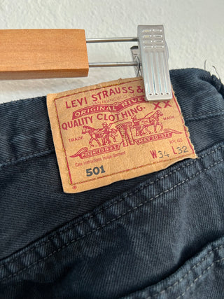 2074. Vintage Levis size 32