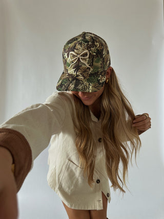 CAMO BOW TRUCKER HAT - 