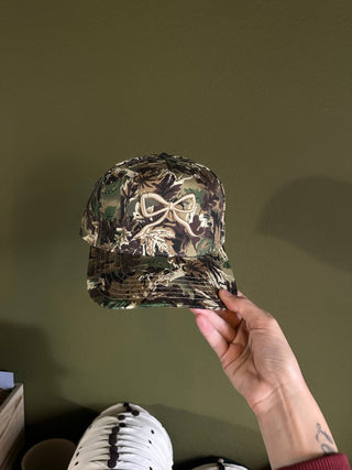 CAMO BOW TRUCKER HAT - 