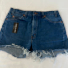 Load image into Gallery viewer, 133. Vintage Levi shorts size 32

