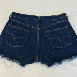 129. Vintage Levi shorts size 32