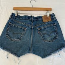 Load image into Gallery viewer, 138. Vintage Levi shorts size 30
