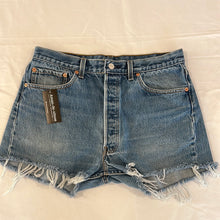 Load image into Gallery viewer, 110. Vintage Levi shorts size 32

