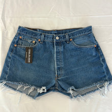 Load image into Gallery viewer, 102. Vintage Levi shorts size 32
