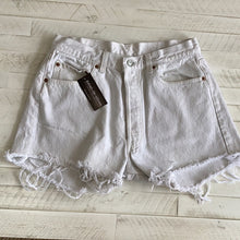 Load image into Gallery viewer, 173. Vintage Levi shorts size 29
