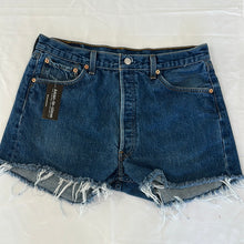 Load image into Gallery viewer, 103. Vintage Levi shorts size 32
