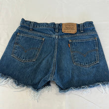 Load image into Gallery viewer, 133. Vintage Levi shorts size 32

