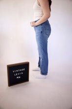 Load image into Gallery viewer, 06. VINTAGE LEVIS size 30
